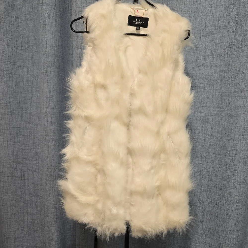 LA‎ Coalition White Faux Fur Vest Size Medium